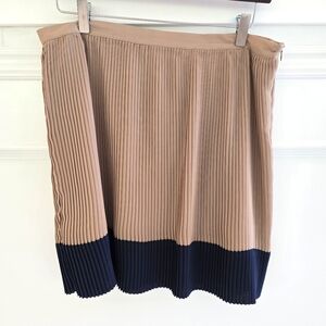 Elegant Tan/Navy Pleated Skirt, Size XL